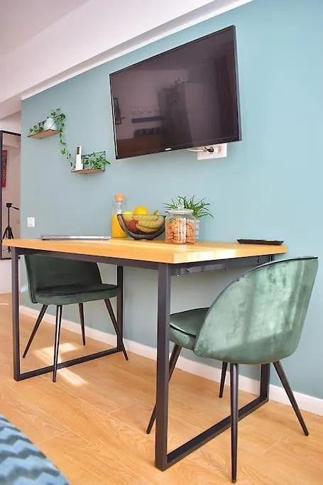 Mysa Modern Studio * Near Cismigiu Park * Netflix Bucharest Apartment